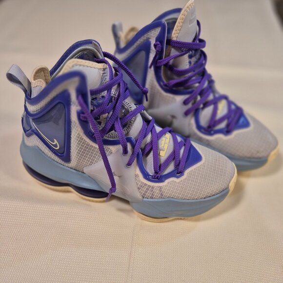 Nike Youth basketball sneakers - Picture 2 of 13